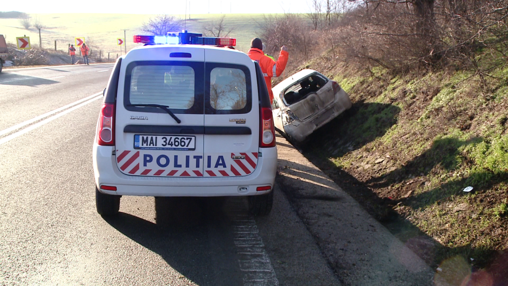 Accident cu o victima la intrarea in Ortisoara. Doua masini s-au ciocnit din cauza poleiului - Imaginea 5
