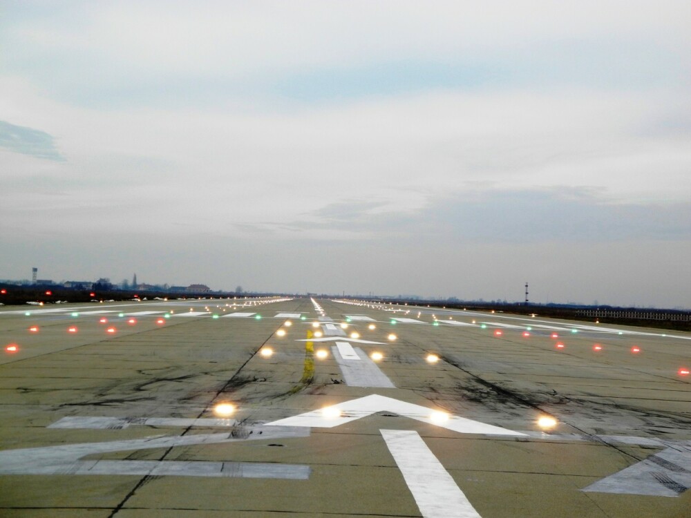 Aeroportul Arad a redevenit operabil pe timp de noapte, avand un sistem de balizaj nou - Imaginea 1