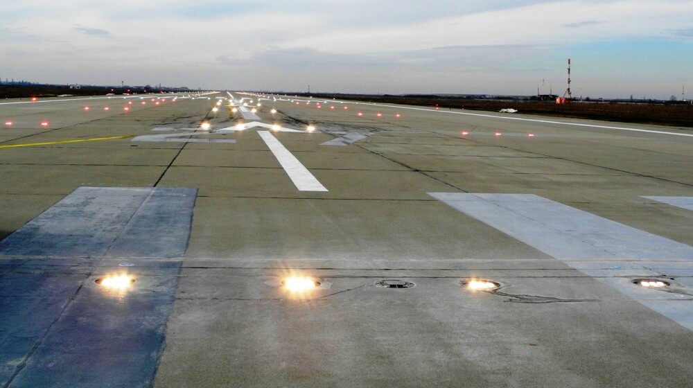 Aeroportul Arad a redevenit operabil pe timp de noapte, avand un sistem de balizaj nou - Imaginea 2