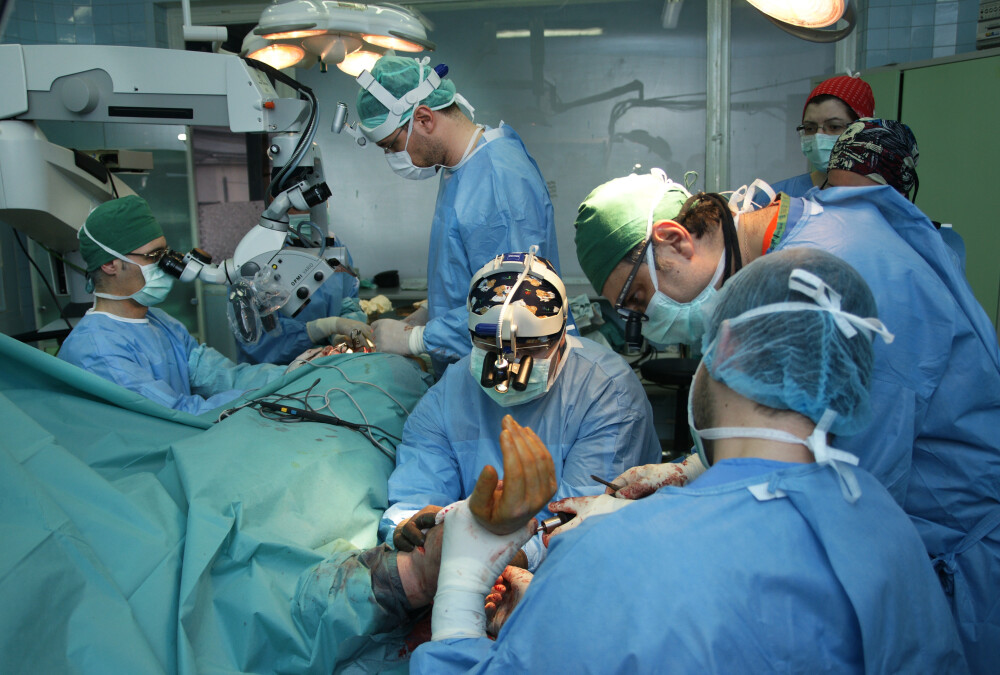 Antebratul unui pacient cu cancer osos, salvat de medicii Spitalului Judetean din Timisoara - Imaginea 1