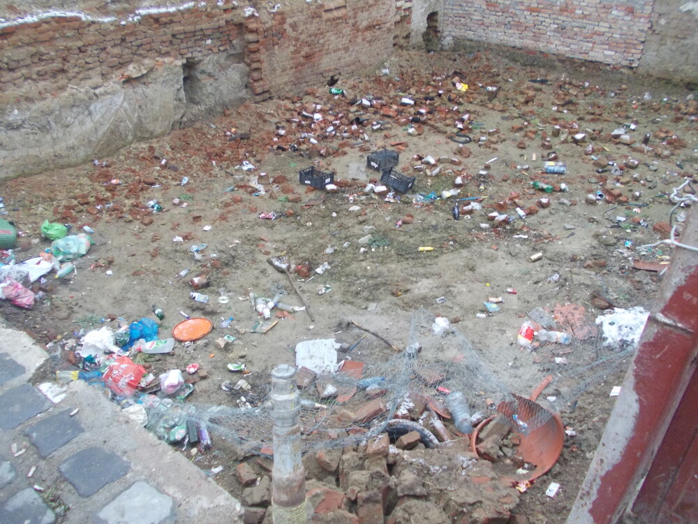 Groapa de gunoi, in locul unei locuinte prabusite in urma cu un an, in cartierul Fabric. FOTO - Imaginea 1
