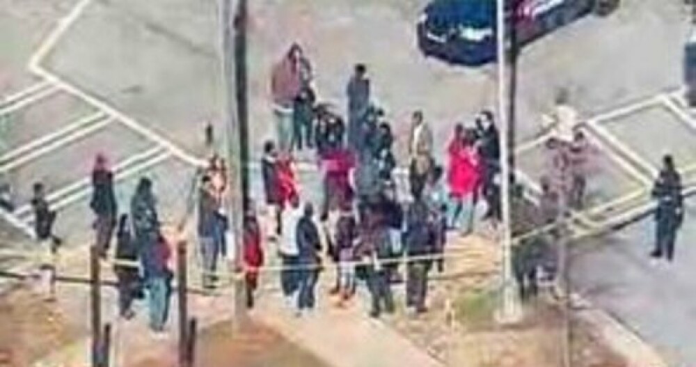 Focuri de arma intr-o scoala din Atlanta. Un elev de 14 ani, impuscat in ceafa; Un suspect, retinut - Imaginea 1