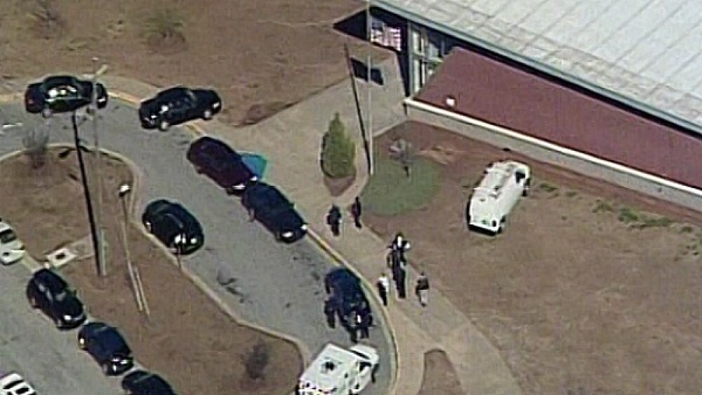Focuri de arma intr-o scoala din Atlanta. Un elev de 14 ani, impuscat in ceafa; Un suspect, retinut - Imaginea 2