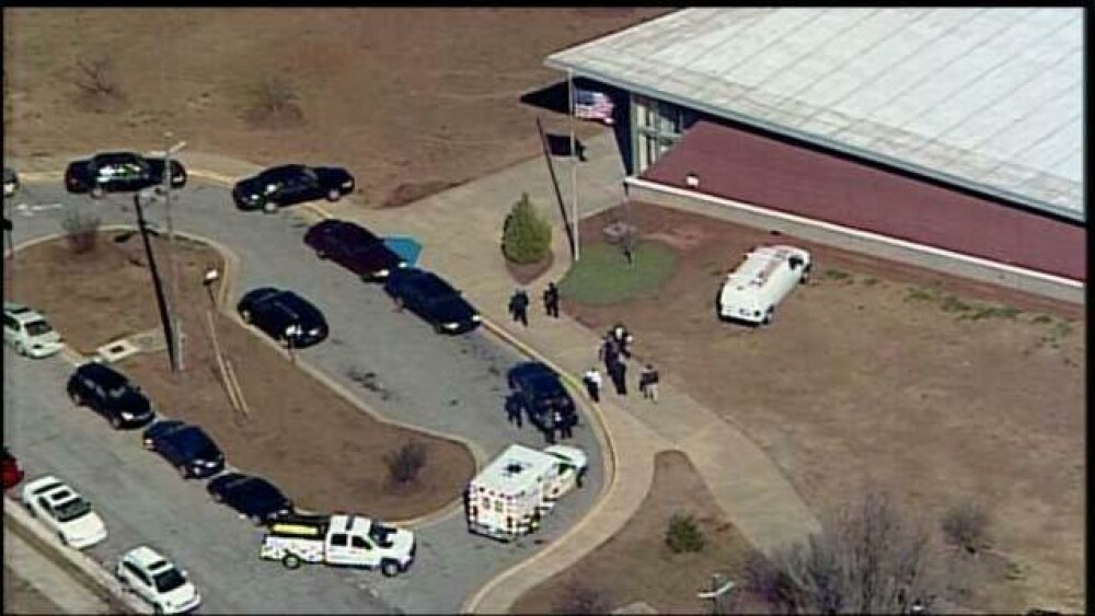 Focuri de arma intr-o scoala din Atlanta. Un elev de 14 ani, impuscat in ceafa; Un suspect, retinut - Imaginea 4