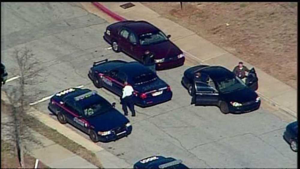 Focuri de arma intr-o scoala din Atlanta. Un elev de 14 ani, impuscat in ceafa; Un suspect, retinut - Imaginea 5