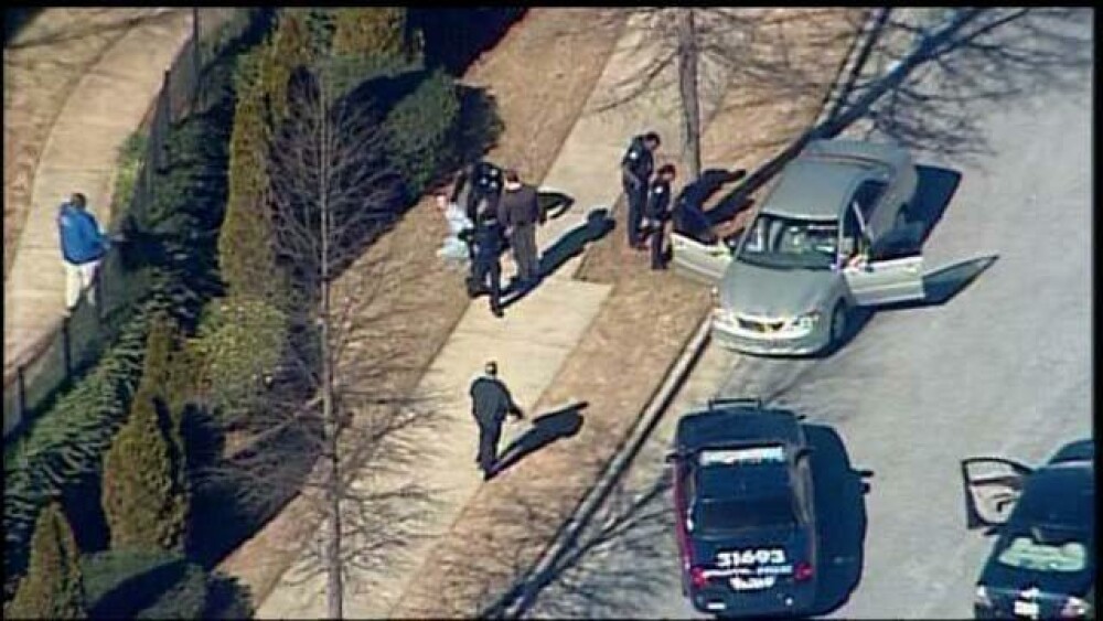 Focuri de arma intr-o scoala din Atlanta. Un elev de 14 ani, impuscat in ceafa; Un suspect, retinut - Imaginea 9