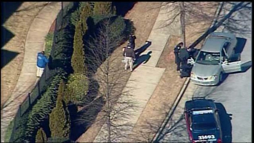 Focuri de arma intr-o scoala din Atlanta. Un elev de 14 ani, impuscat in ceafa; Un suspect, retinut - Imaginea 10