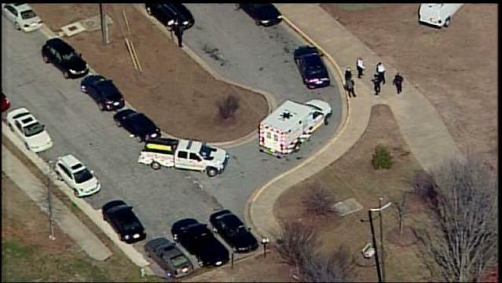 Focuri de arma intr-o scoala din Atlanta. Un elev de 14 ani, impuscat in ceafa; Un suspect, retinut - Imaginea 12
