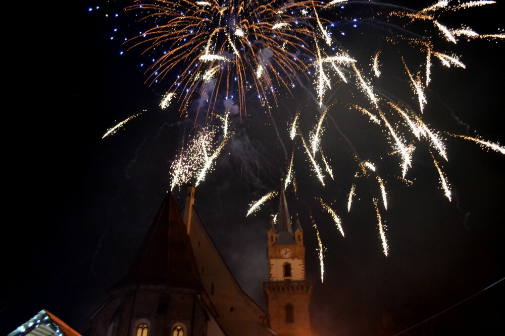 LA MULTI ANI, 2014! Cum au petrecut romanii trecerea in noul an - de la petreceri la superstitii - Imaginea 2