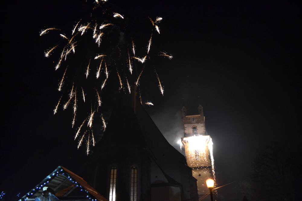 LA MULTI ANI, 2014! Cum au petrecut romanii trecerea in noul an - de la petreceri la superstitii - Imaginea 3