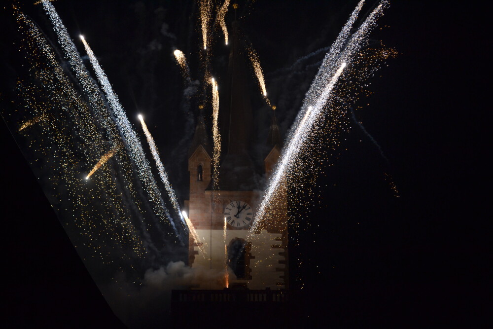 LA MULTI ANI, 2014! Cum au petrecut romanii trecerea in noul an - de la petreceri la superstitii - Imaginea 4