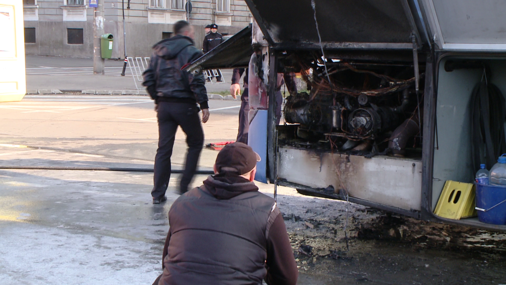 Momente de panica in centrul Timisoarei. Autocarul unor turisti sarbi a luat foc inainte de plecare - Imaginea 2