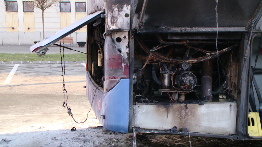 Momente de panica in centrul Timisoarei. Autocarul unor turisti sarbi a luat foc inainte de plecare - Imaginea 3