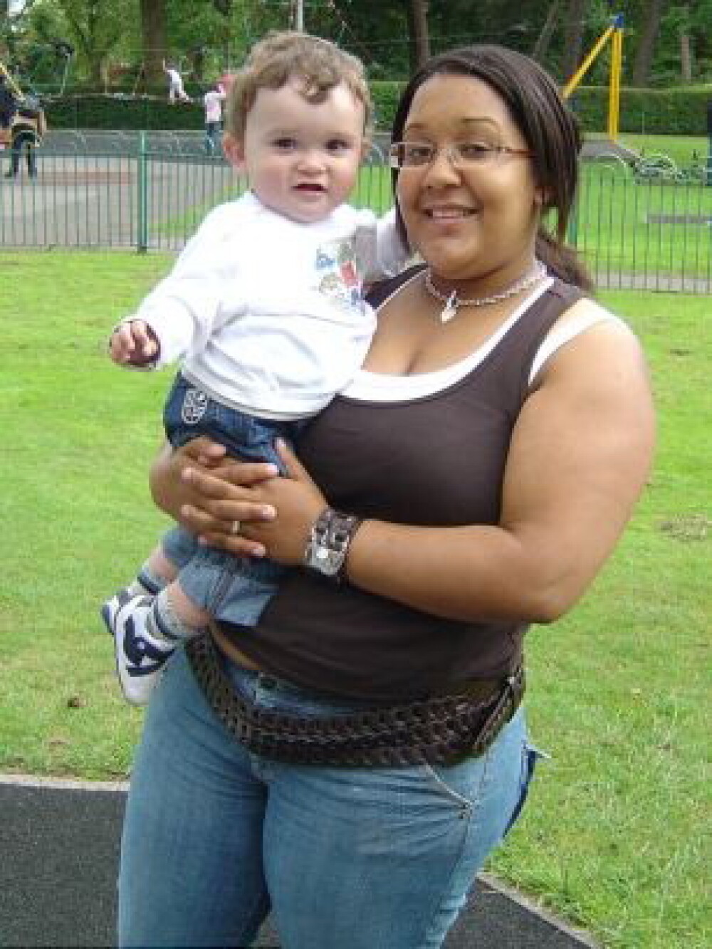 O femeie din Marea Britanie a slabit 44 de kilograme pentru a-si salva fiul de la moarte - Imaginea 1