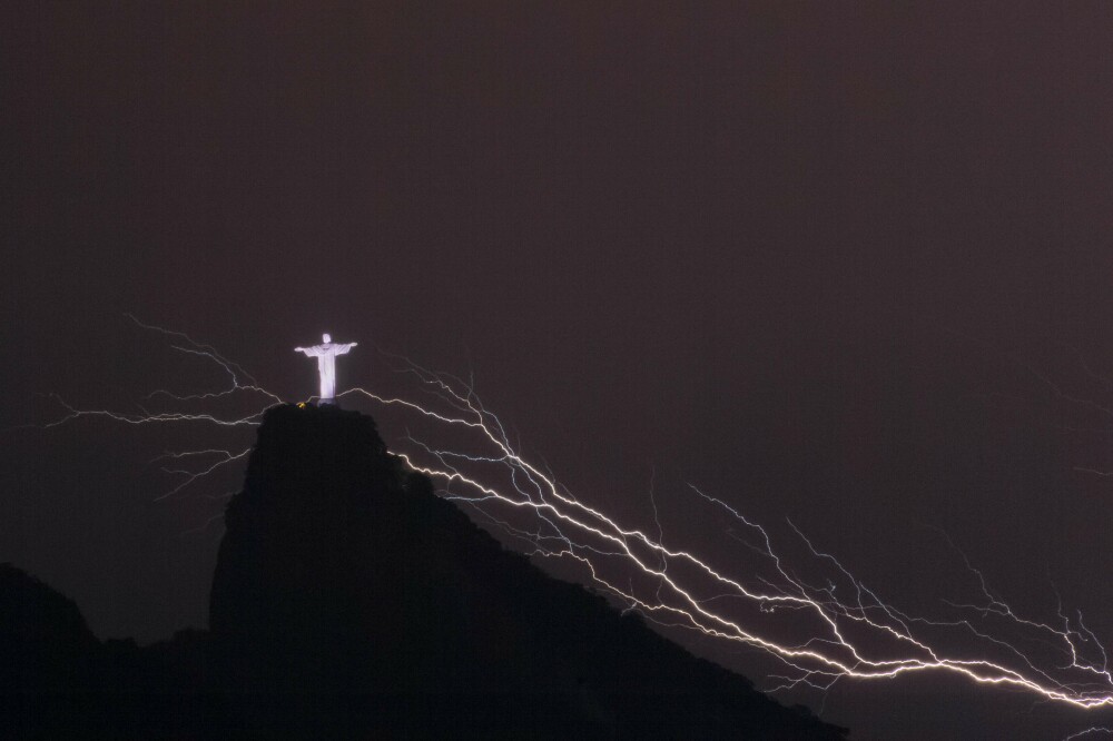 Fulgere, din mainile lui Iisus. Celebra statuie din Rio a fost lovita de trasnete. FOTO - Imaginea 1