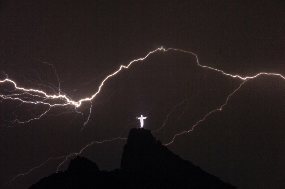 Fulgere, din mainile lui Iisus. Celebra statuie din Rio a fost lovita de trasnete. FOTO - Imaginea 2