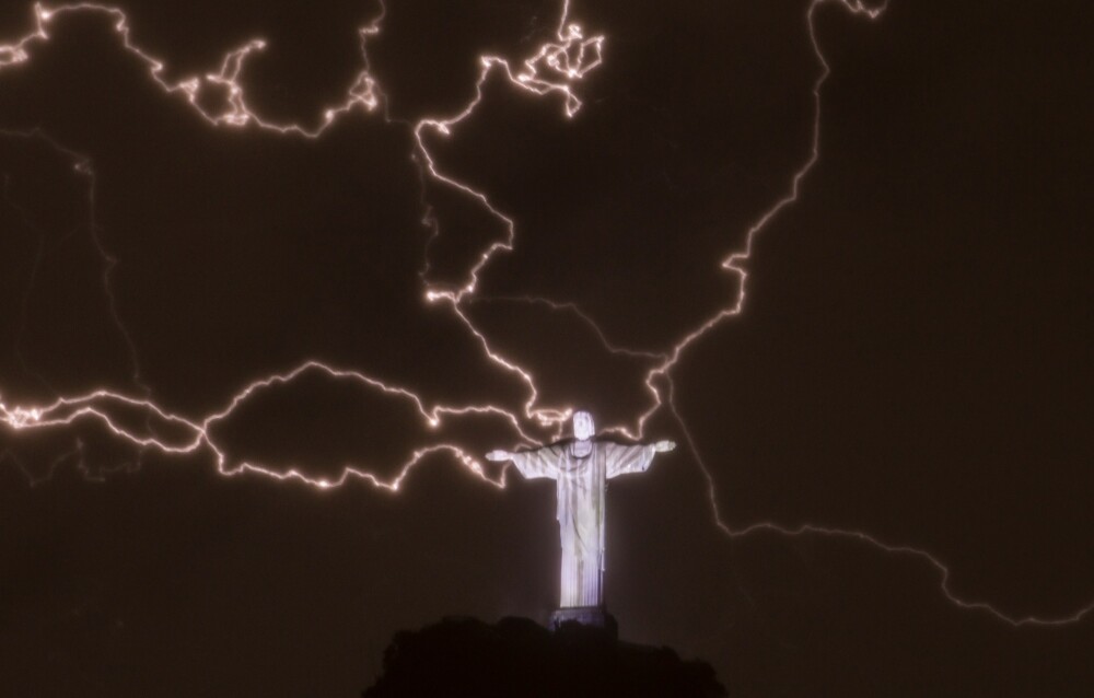Fulgere, din mainile lui Iisus. Celebra statuie din Rio a fost lovita de trasnete. FOTO - Imaginea 3