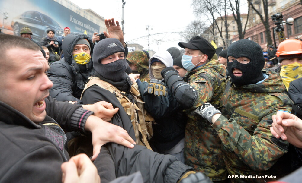 Casa Alba ameninta Ucraina cu sanctiuni, daca nu inceteaza violentele. Promisiunea facuta de presedintele Ianukovici - Imaginea 4