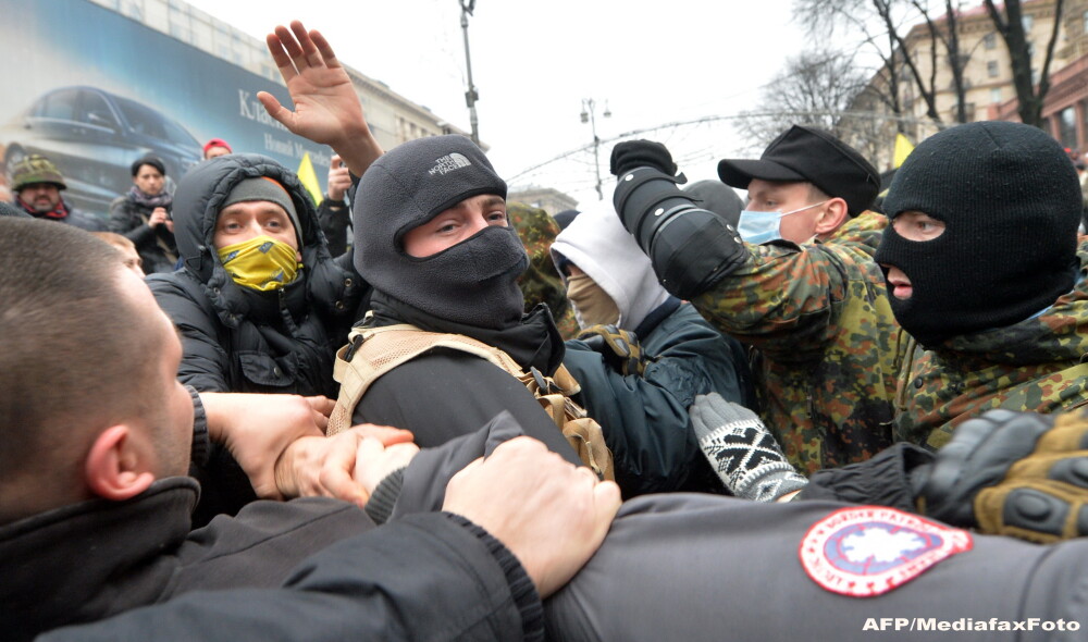 Casa Alba ameninta Ucraina cu sanctiuni, daca nu inceteaza violentele. Promisiunea facuta de presedintele Ianukovici - Imaginea 5