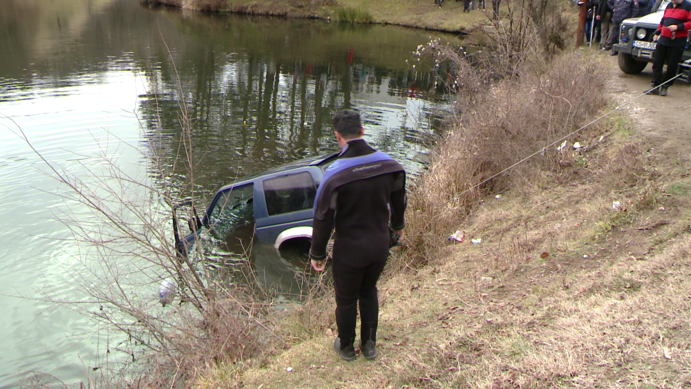 Tragica intamplare in Caras-Severin: o masina in care se aflau patru prieteni a plonjat intr-un lac de pe marginea soselei - Imaginea 2