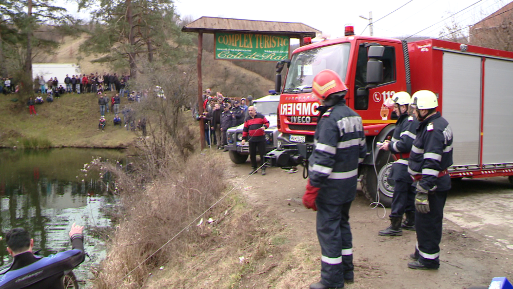 Tragica intamplare in Caras-Severin: o masina in care se aflau patru prieteni a plonjat intr-un lac de pe marginea soselei - Imaginea 1