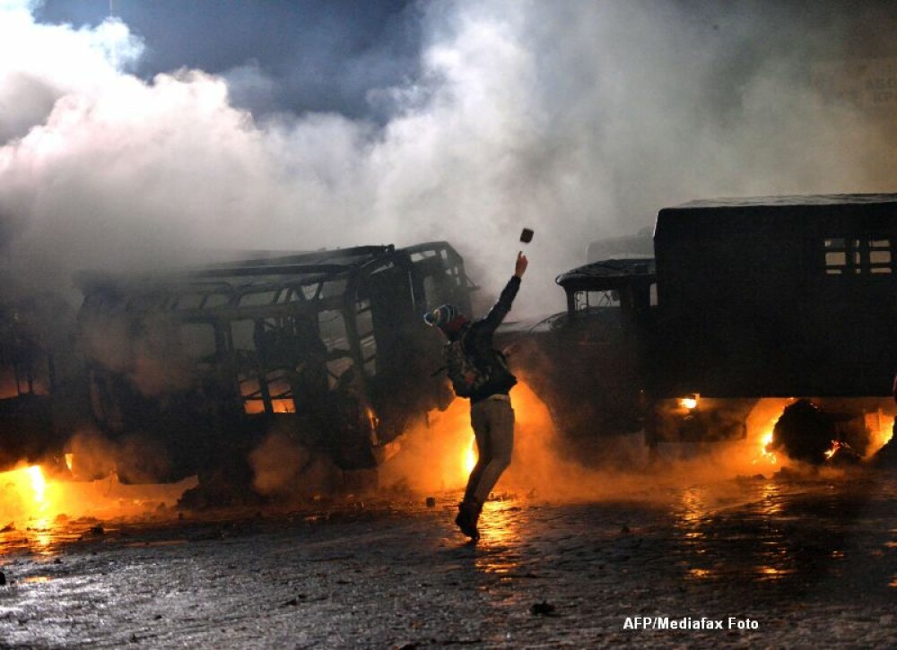 Casa Alba ameninta Ucraina cu sanctiuni, daca nu inceteaza violentele. Promisiunea facuta de presedintele Ianukovici - Imaginea 7