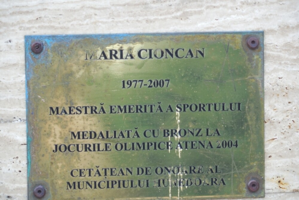 Se implinesc sapte ani de la moartea atletei Maria Cioncan. La bustul sportivei din Hunedoara are loc o comemorare - Imaginea 2