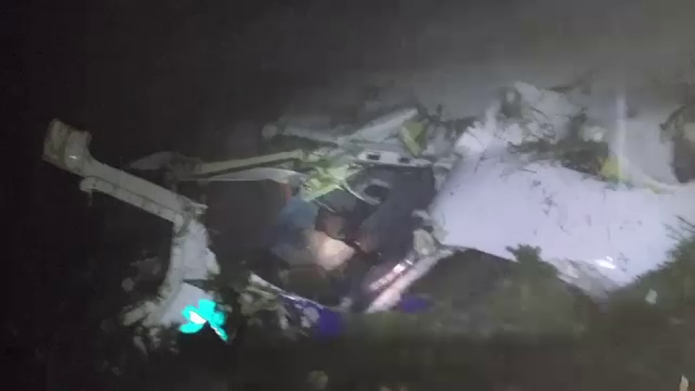 Filmul tragic al accidentului aviatic din Apuseni. 4 medici, tanara studenta si copilotul au petrecut 6 ore in bezna si frig - Imaginea 2