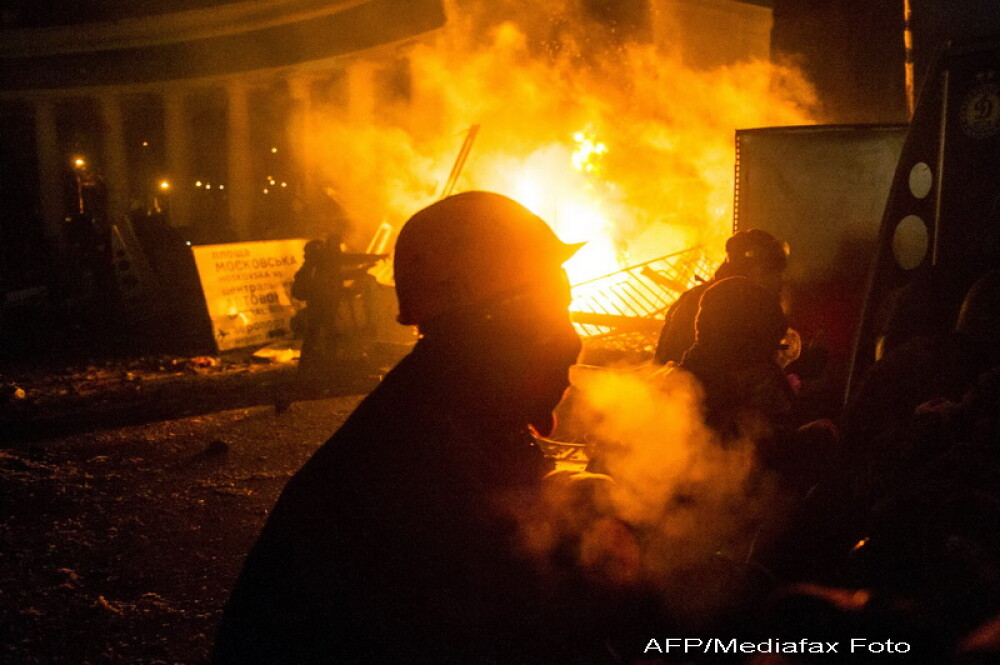 Criza din Ucraina. Mii de protestatari au luat cu asalt aseara o cladire ocupata de peste 200 de forte speciale - Imaginea 1