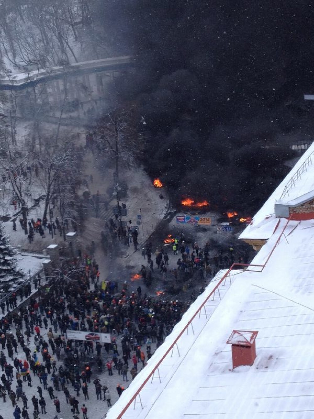 Criza din Ucraina. Mii de protestatari au luat cu asalt aseara o cladire ocupata de peste 200 de forte speciale - Imaginea 2