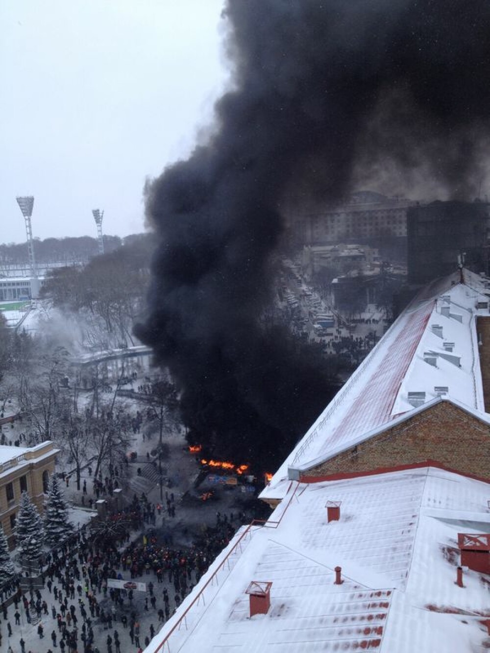 Criza din Ucraina. Mii de protestatari au luat cu asalt aseara o cladire ocupata de peste 200 de forte speciale - Imaginea 4