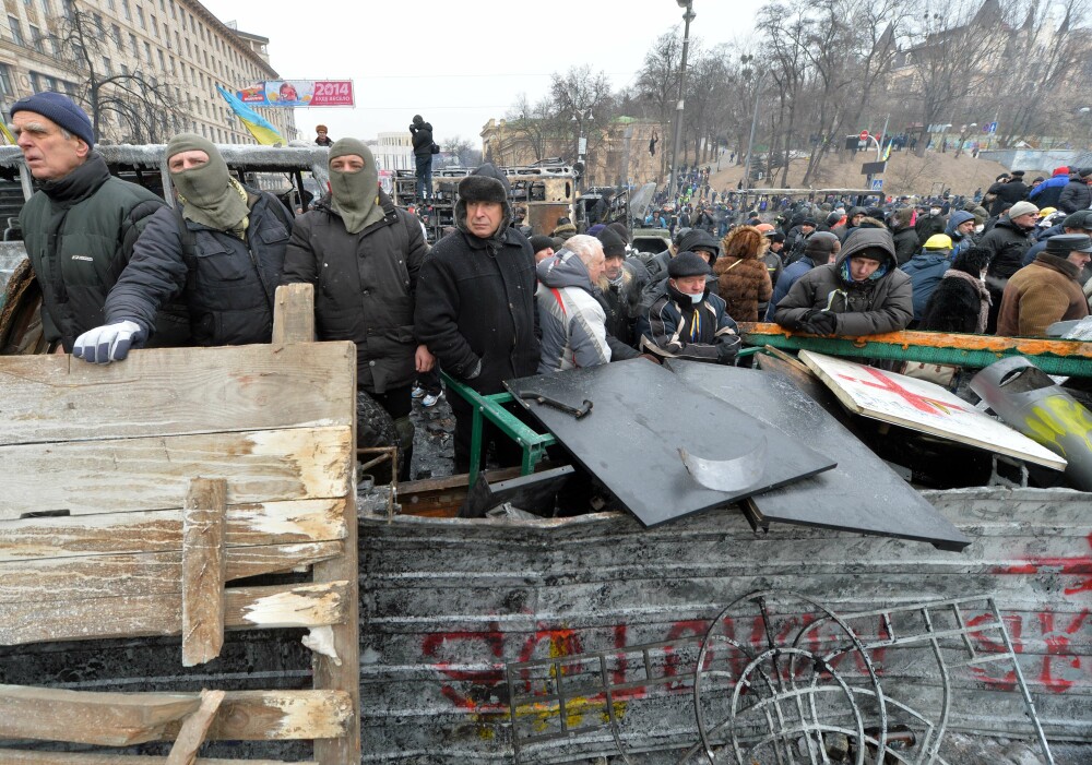 Criza din Ucraina. Mii de protestatari au luat cu asalt aseara o cladire ocupata de peste 200 de forte speciale - Imaginea 6