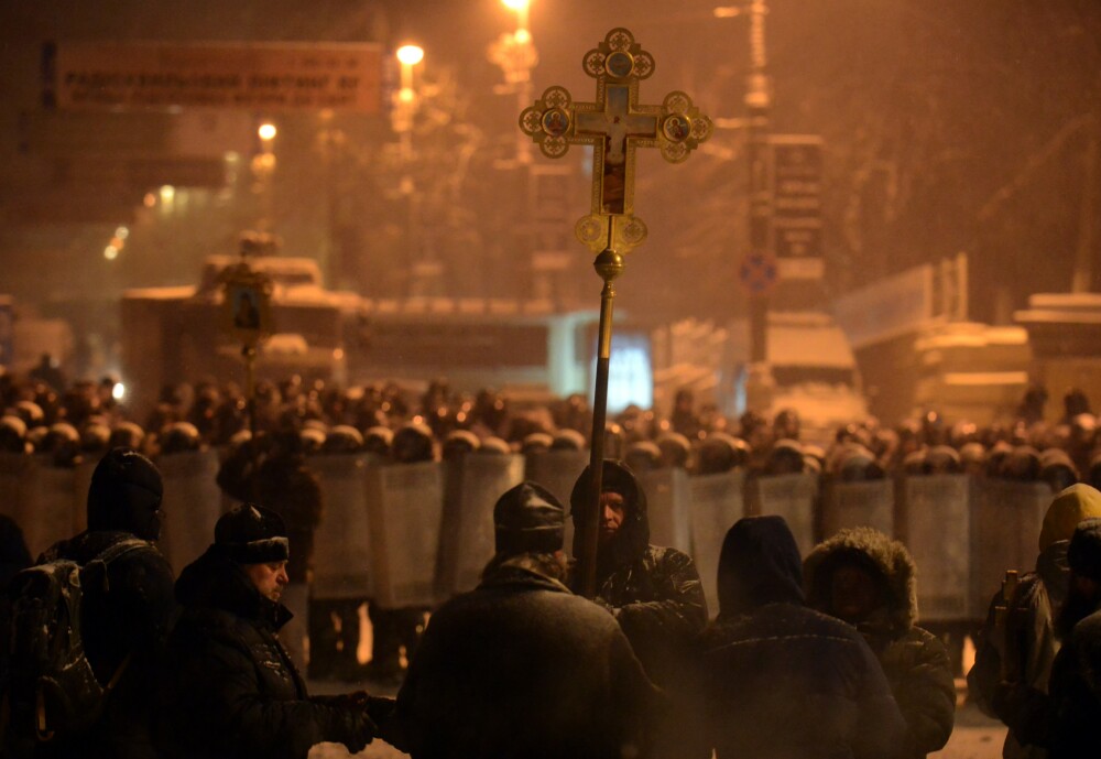 Criza din Ucraina. Mii de protestatari au luat cu asalt aseara o cladire ocupata de peste 200 de forte speciale - Imaginea 8