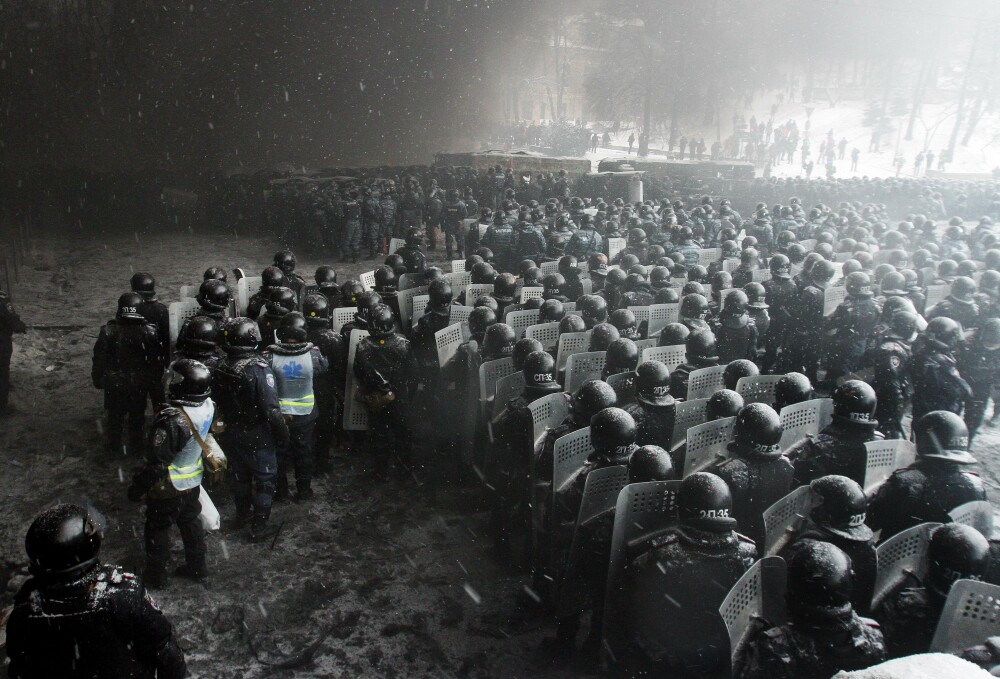 Criza din Ucraina. Mii de protestatari au luat cu asalt aseara o cladire ocupata de peste 200 de forte speciale - Imaginea 9