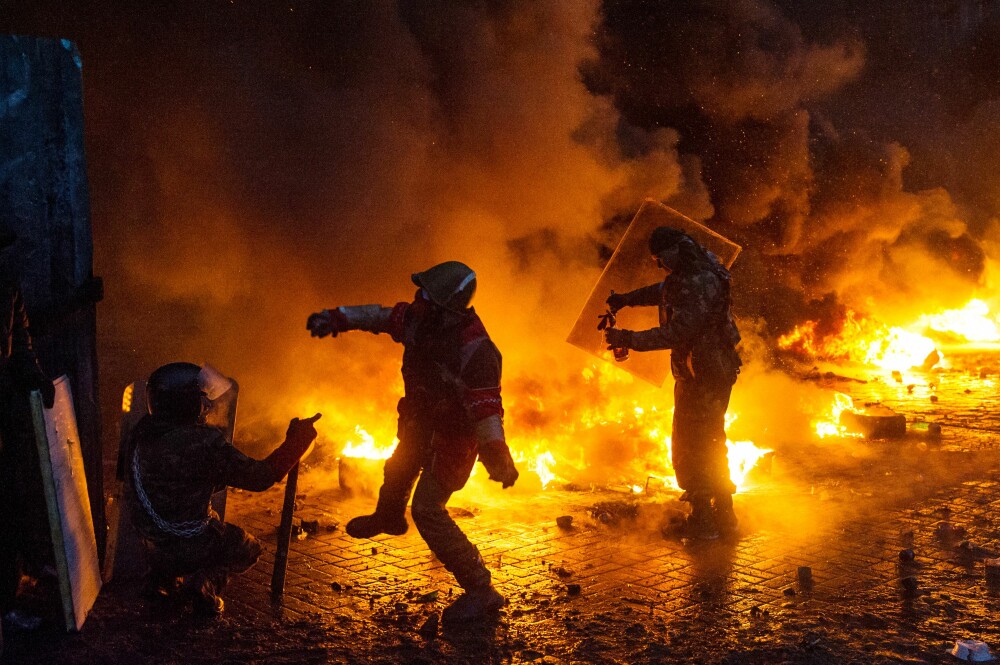 Criza din Ucraina. Mii de protestatari au luat cu asalt aseara o cladire ocupata de peste 200 de forte speciale - Imaginea 10