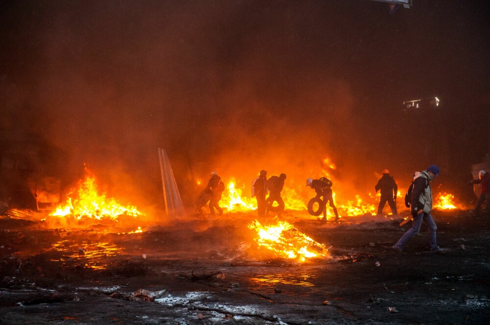 Criza din Ucraina. Mii de protestatari au luat cu asalt aseara o cladire ocupata de peste 200 de forte speciale - Imaginea 11