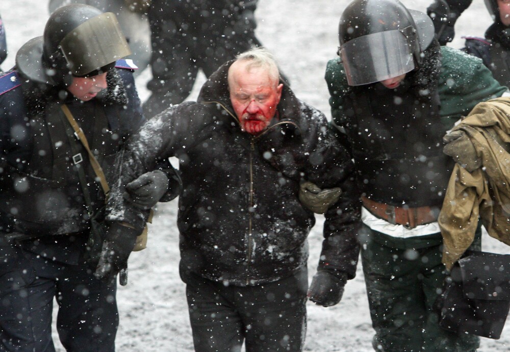 Criza din Ucraina. Mii de protestatari au luat cu asalt aseara o cladire ocupata de peste 200 de forte speciale - Imaginea 12