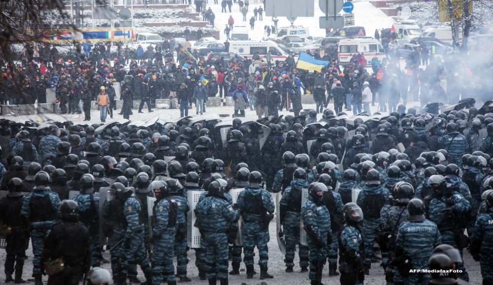 Criza din Ucraina. Mii de protestatari au luat cu asalt aseara o cladire ocupata de peste 200 de forte speciale - Imaginea 13
