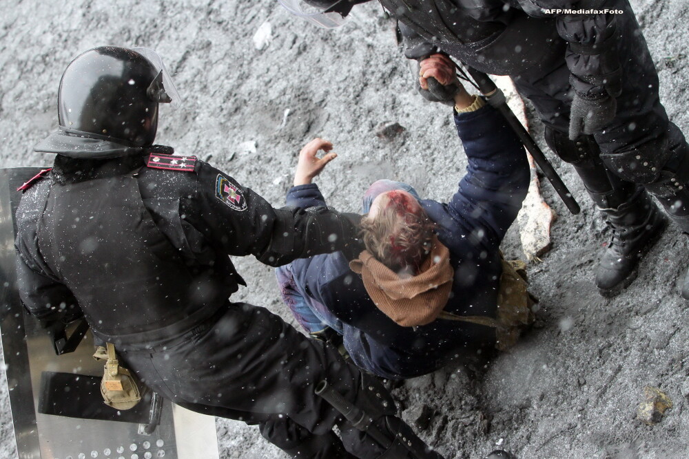 Criza din Ucraina. Mii de protestatari au luat cu asalt aseara o cladire ocupata de peste 200 de forte speciale - Imaginea 14