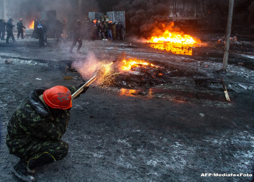 Criza din Ucraina. Mii de protestatari au luat cu asalt aseara o cladire ocupata de peste 200 de forte speciale - Imaginea 15