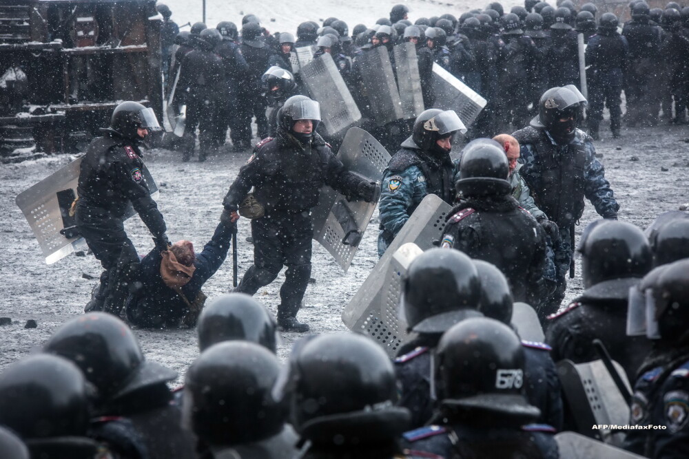 Criza din Ucraina. Mii de protestatari au luat cu asalt aseara o cladire ocupata de peste 200 de forte speciale - Imaginea 16