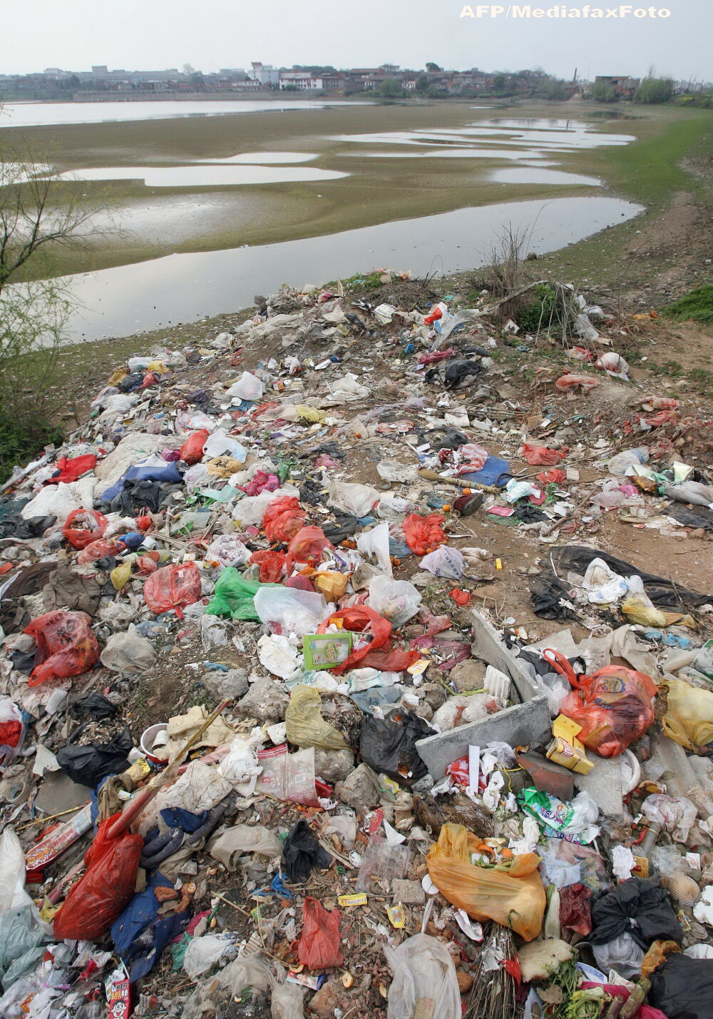 Un lac de doua ori cat Londra a secat complet in China. Ce constructie veche de 400 de ani a aparut. FOTO - Imaginea 4