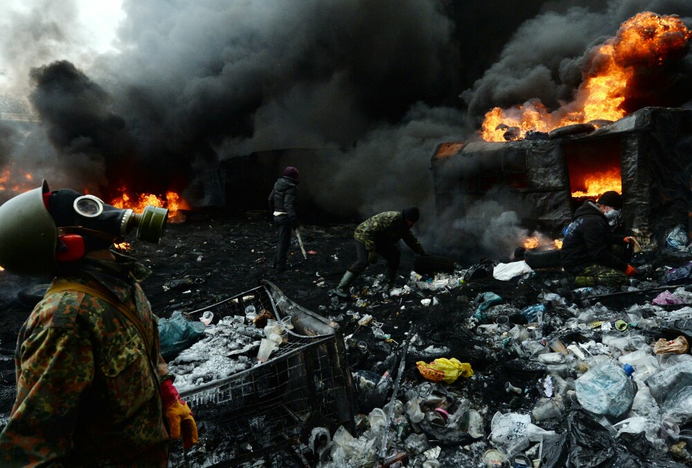 Criza din Ucraina. Mii de protestatari au luat cu asalt aseara o cladire ocupata de peste 200 de forte speciale - Imaginea 17
