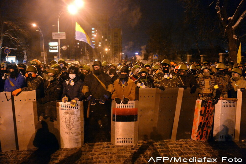 Criza din Ucraina. Mii de protestatari au luat cu asalt aseara o cladire ocupata de peste 200 de forte speciale - Imaginea 18
