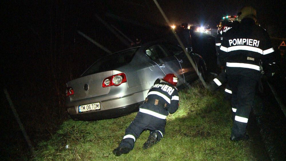 Accident pe drumul care leaga Timisoara de Buzias. Un autovehicul a intrat din plin intr-o cisterna - Imaginea 3