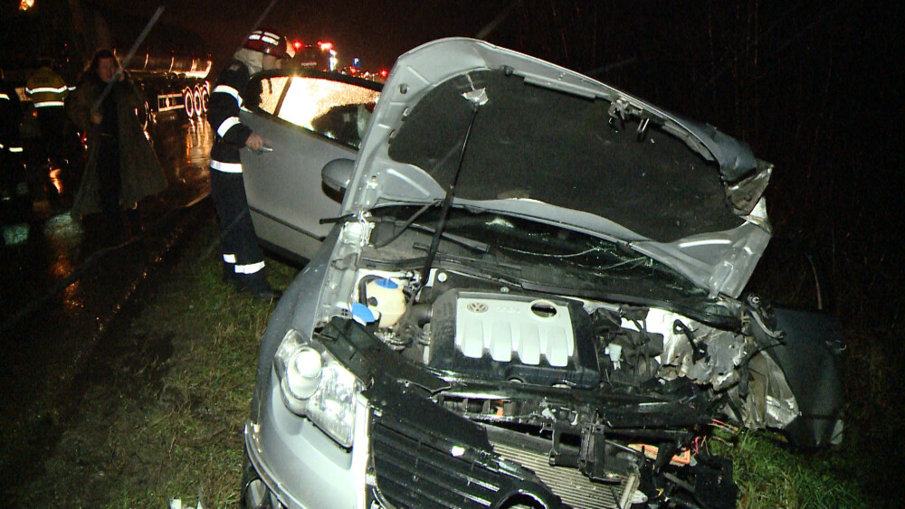 Accident pe drumul care leaga Timisoara de Buzias. Un autovehicul a intrat din plin intr-o cisterna - Imaginea 4