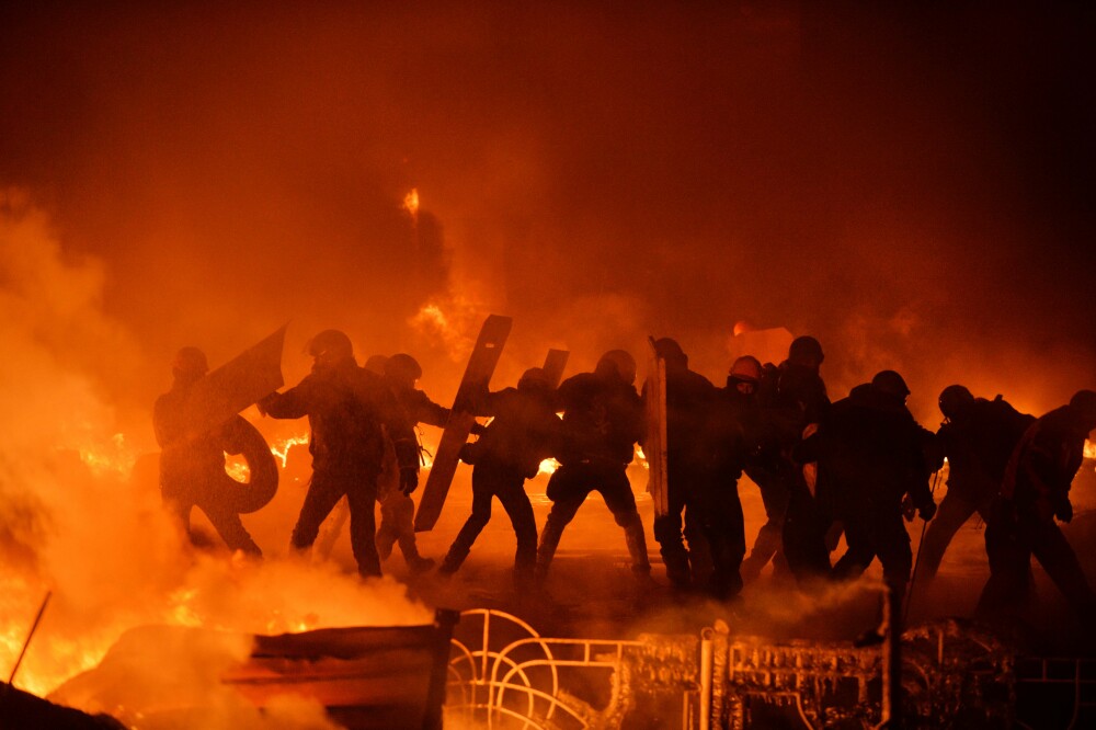 Criza din Ucraina. Mii de protestatari au luat cu asalt aseara o cladire ocupata de peste 200 de forte speciale - Imaginea 19