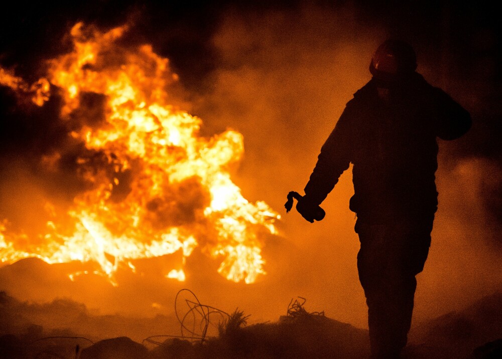 Criza din Ucraina. Mii de protestatari au luat cu asalt aseara o cladire ocupata de peste 200 de forte speciale - Imaginea 20