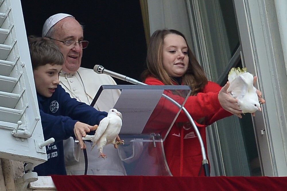 Ce s-a intamplat cu porumbeii eliberati de Papa Francisc in timpul slujbei de duminica de la Vatican - Imaginea 1