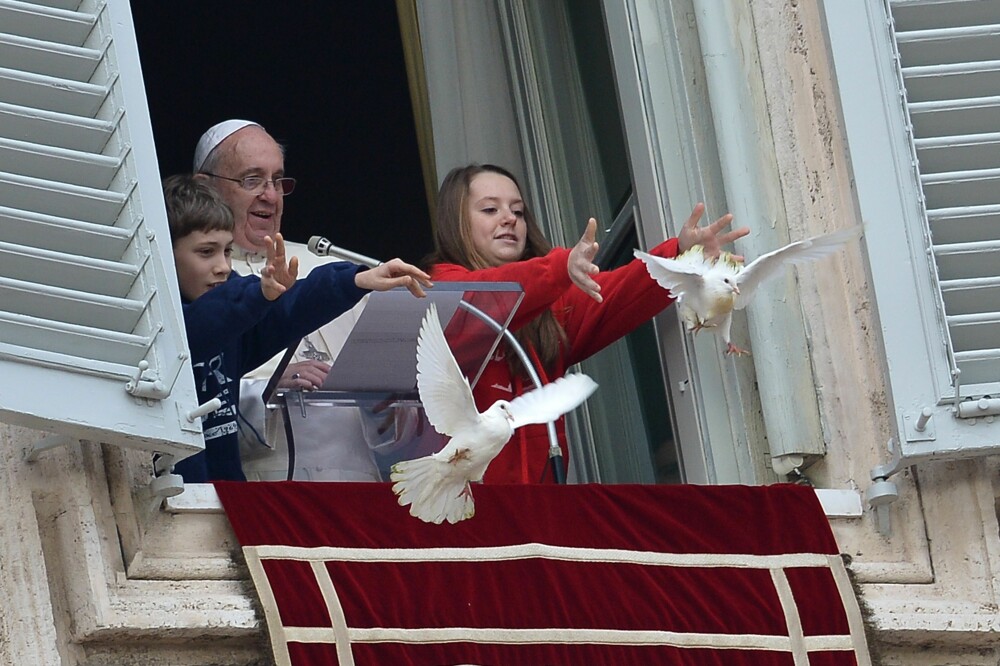 Ce s-a intamplat cu porumbeii eliberati de Papa Francisc in timpul slujbei de duminica de la Vatican - Imaginea 2